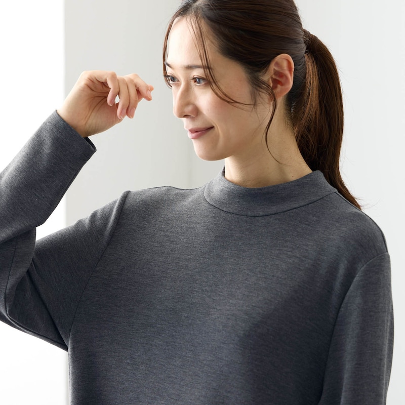 ハイネックはほどよく首に沿い、冷気が入りにくい