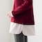シャツに重ね着したようなレイヤード風で、袖口からのぞくフリルもこだわり
