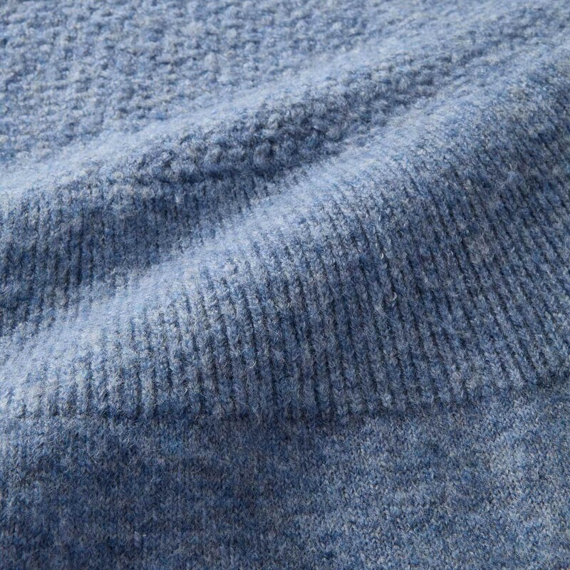 あたたかみのある杢調のニット素材