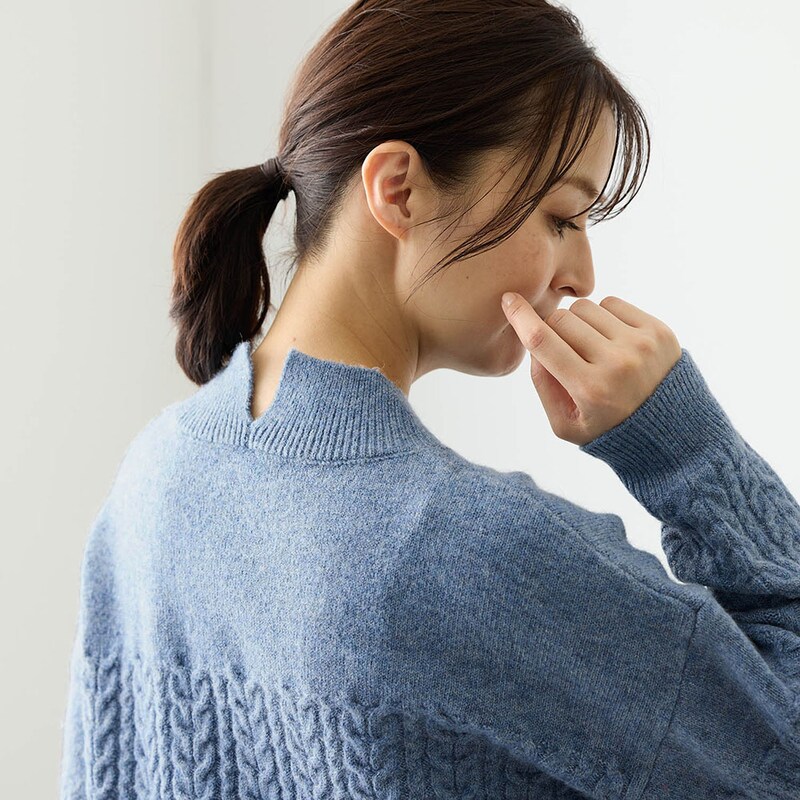 後ろ襟のスリットが抜け感をプラス