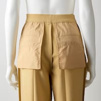 後ろポケットの袋布を大きめにすることで、下着のラインが気になりにくい