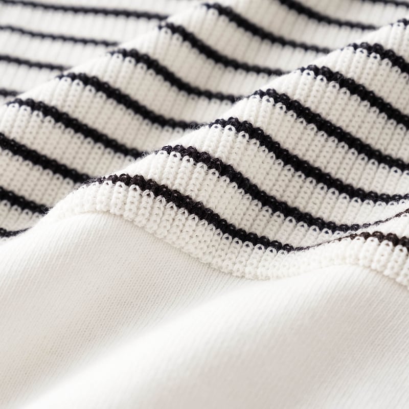 ニットのような表情のカットソー素材なのでTシャツのように着こなせる
