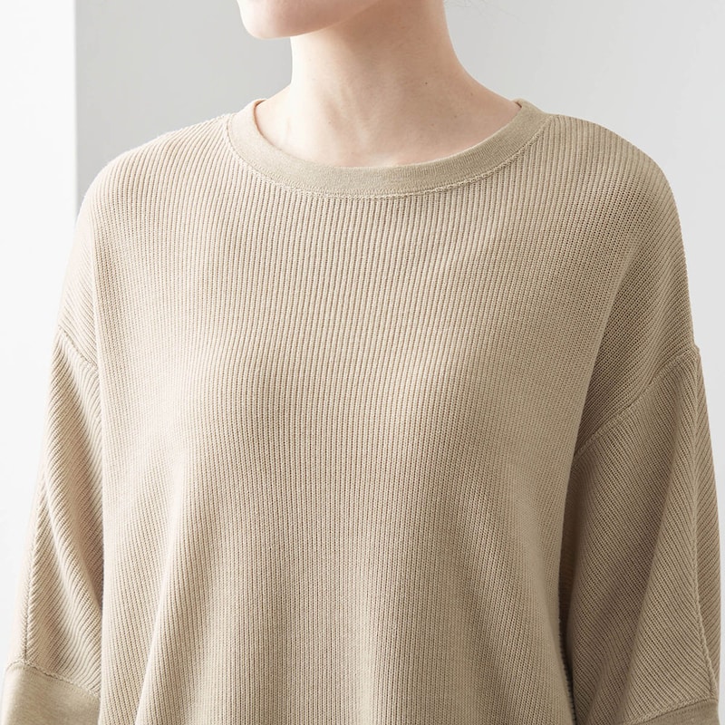 襟元はシンプルなクルーネック