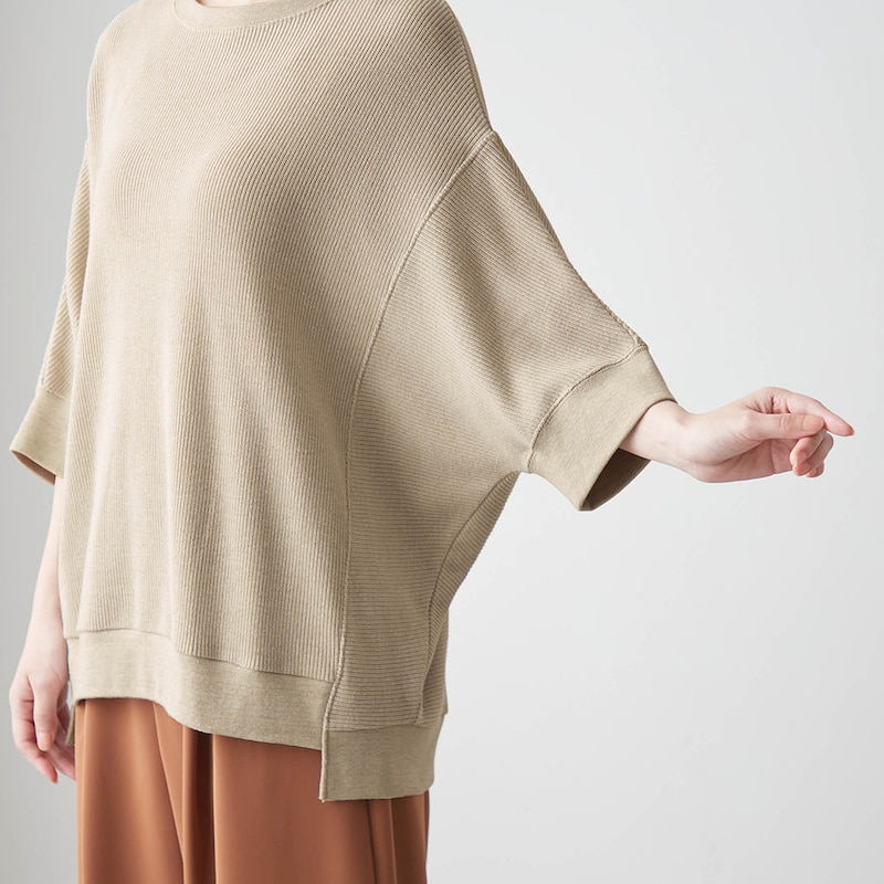 体型を気にせずラクに着られて、前後差で腰まわりもカバー