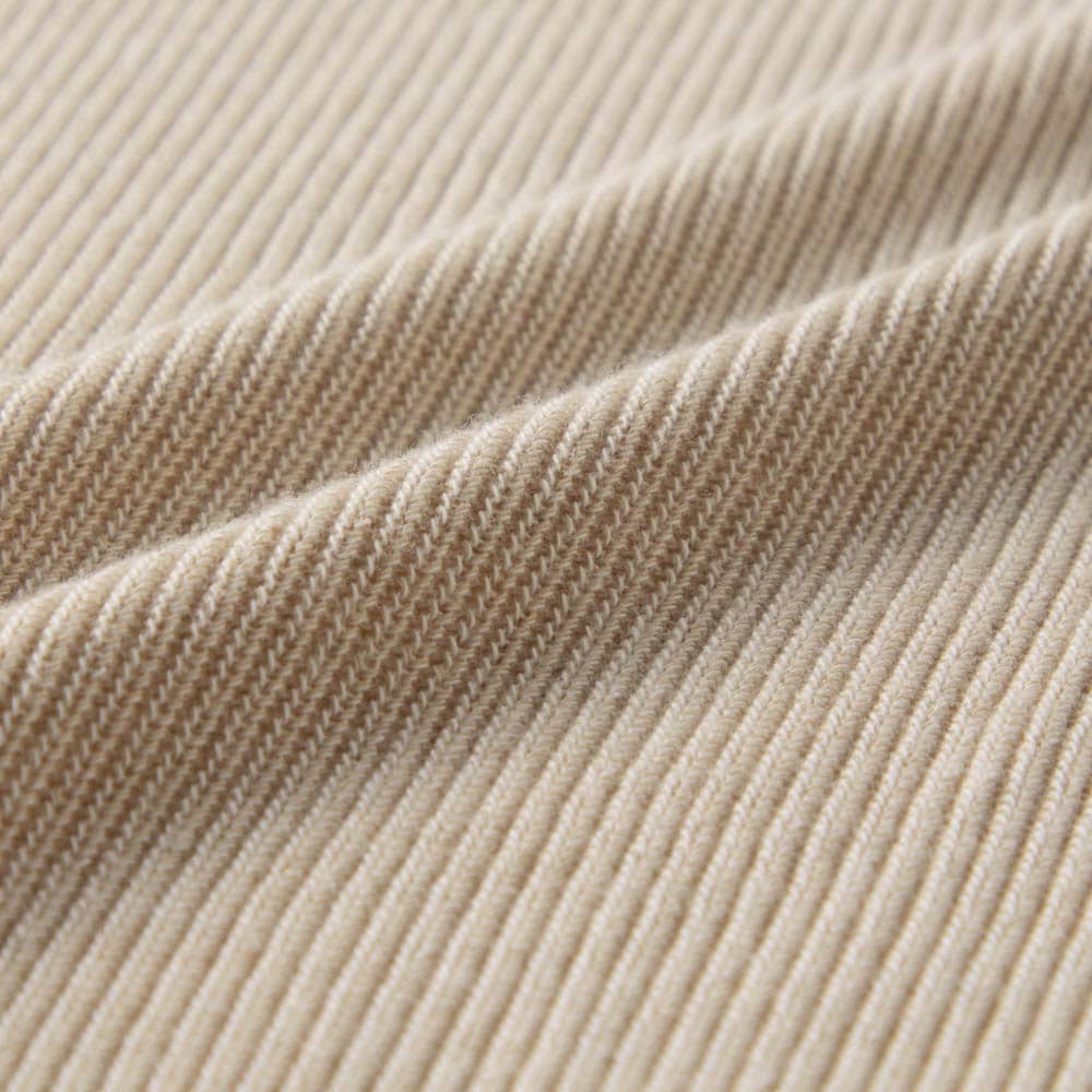 ニットのような表情のカットソー素材なのでTシャツのように着こなせる