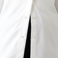 第一ボタンと一番下のホールは上下にズレにくい横開き