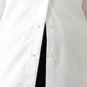 第一ボタンと一番下のホールは上下にズレにくい横開き