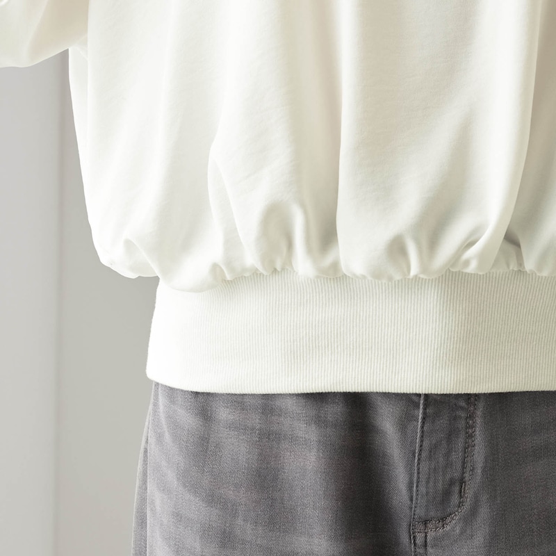 裾にギャザーを寄せ、腰位置でふんわり留まる設計