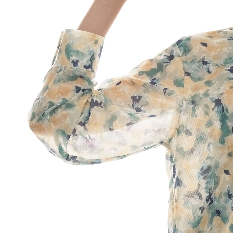 微かに透ける素材なので軽やかな印象に