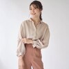―デザイン・スタイリング―・ニュアンスのあるグレージュのとろみ素材・ややバルーンスリーブの女性らしいデザイン・ボタンを開ければ羽織りものとしても重宝・小さめの襟で華奢な印象―素材―・ツヤ感は少なくマッ