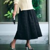 ―デザイン・スタイリング―・さり気ない華やかさでお出かけスタイルが決まる1着・細やかな凹凸と程よい光沢感も上品見えするポイント・ラグジュアリーな存在感がありながら、合わせやすいフレアシルエット・ウエス