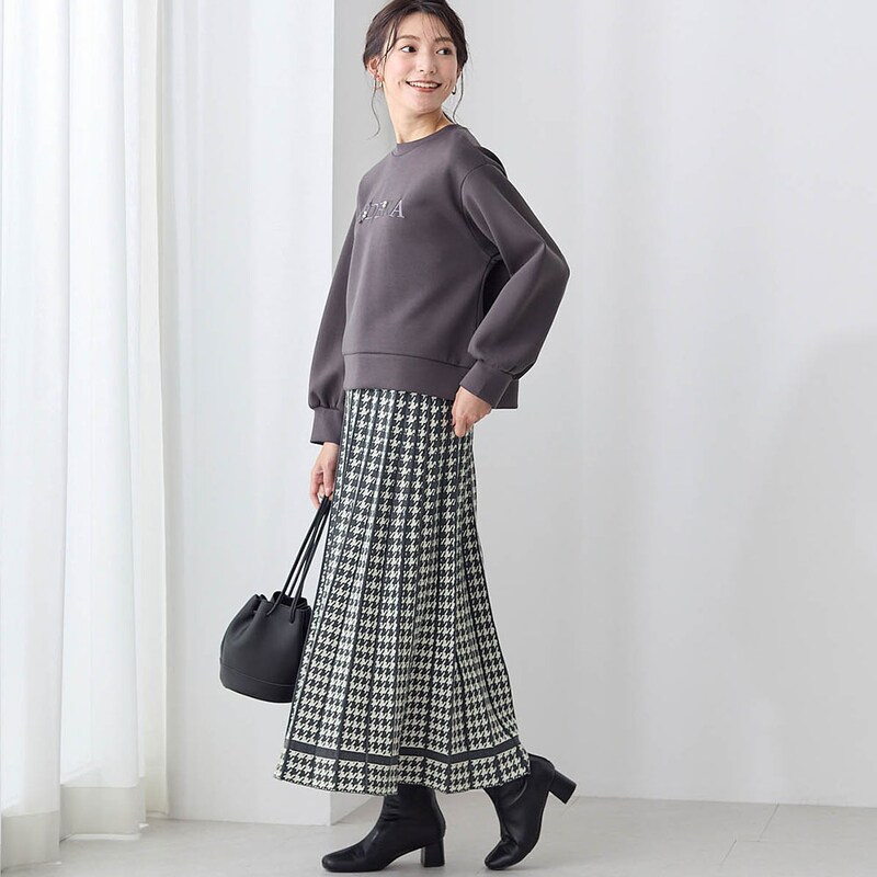 モデル身長170cm／M ※写真は撮影用のため総丈+8cmになります。ボトムのみ着用