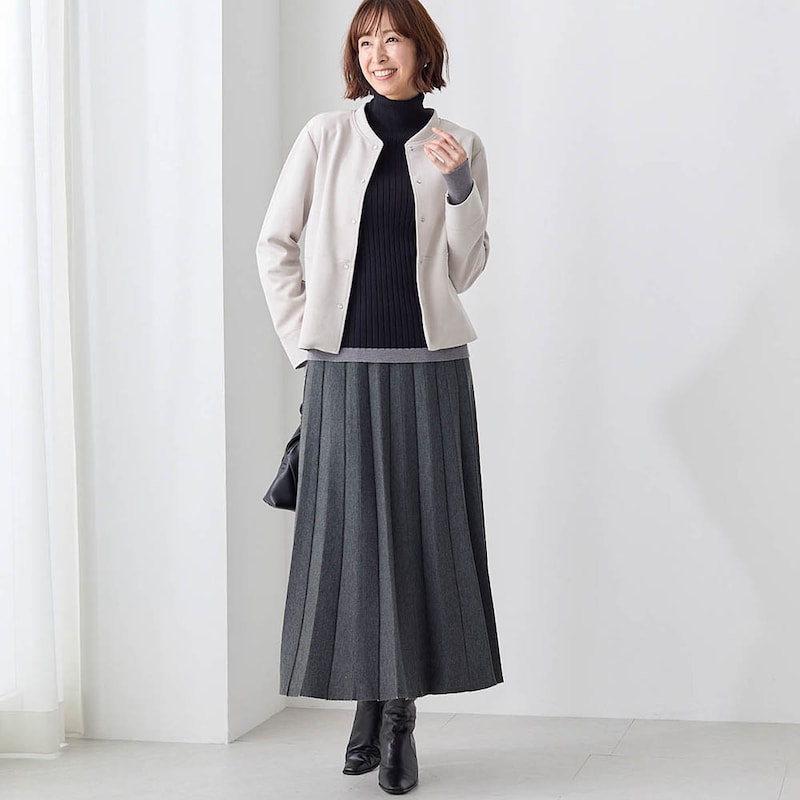 モデル身長169cm／M ※写真は撮影用のため総丈+8cmになります。ボトムのみ着用