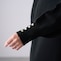 袖口の飾りボタンがアクセントに