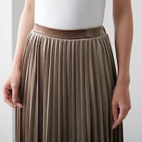 プリーツが縦長印象を強調して、すっきり見え