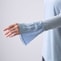 袖口は異素材で切替えた重ね着した時に袖口から見えるデザイン