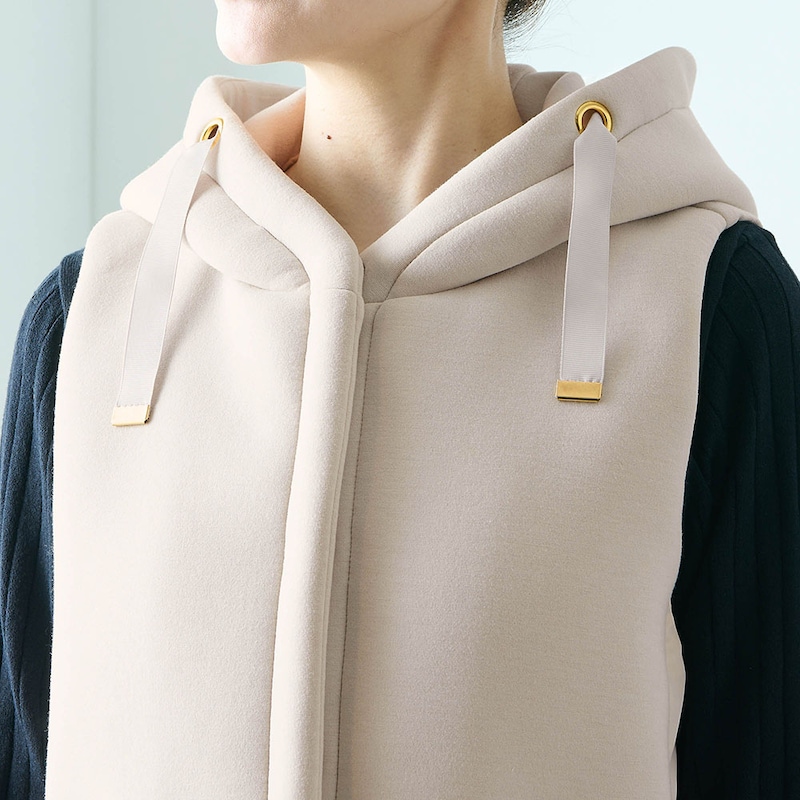 フードの紐は太めでアクセントに