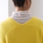 後ろはV開きになっていて抜け感をプラス