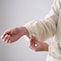 袖口の裏側はシャーリング仕様なので、たくし上げやすい