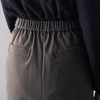 ウエスト後ろは快適なゴム仕様