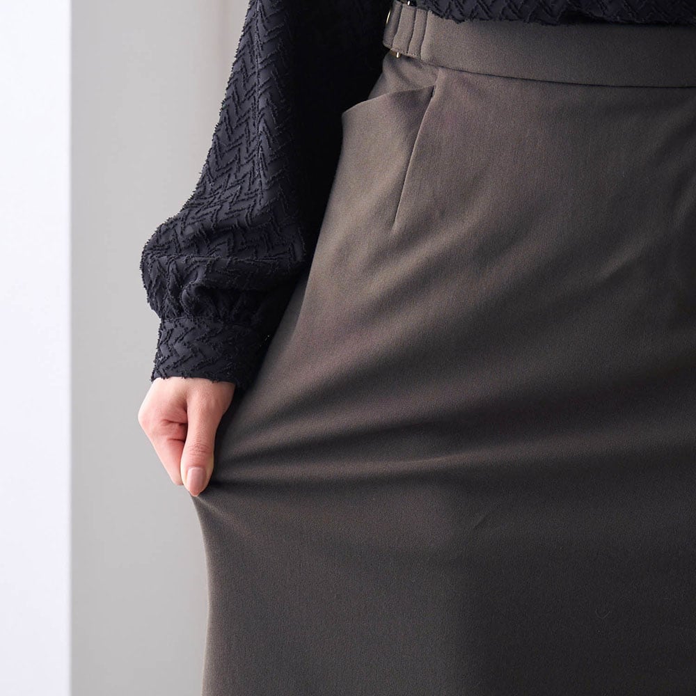 高い伸縮性でどんな動きにもフィットするハイストレッチ素材