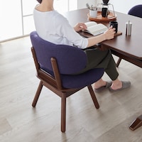 背中を包み込む背もたれ。ゆったりで座り心地も◎