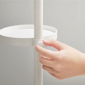 トレイはつまみで固定できます