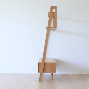 壁に立てかけることなく自立するように設計されています