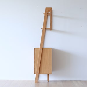 壁に立てかけることなく自立するように設計されています（※仕様のみのイメージです）