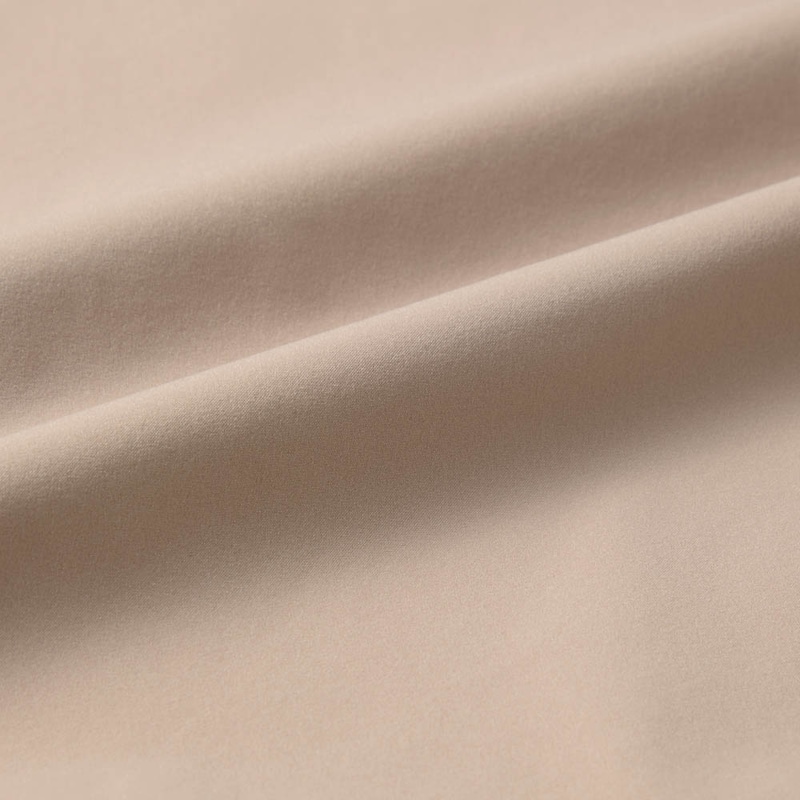 初秋から活躍する薄手のタフタ素材