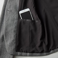 右はポケット１つ、名刺やスマホを収納可能