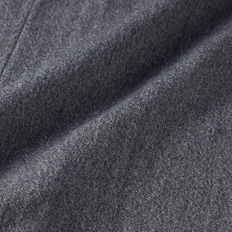 細番手で光沢の美しいウール80％以上にカシミヤを混紡した起毛サキソニー素材