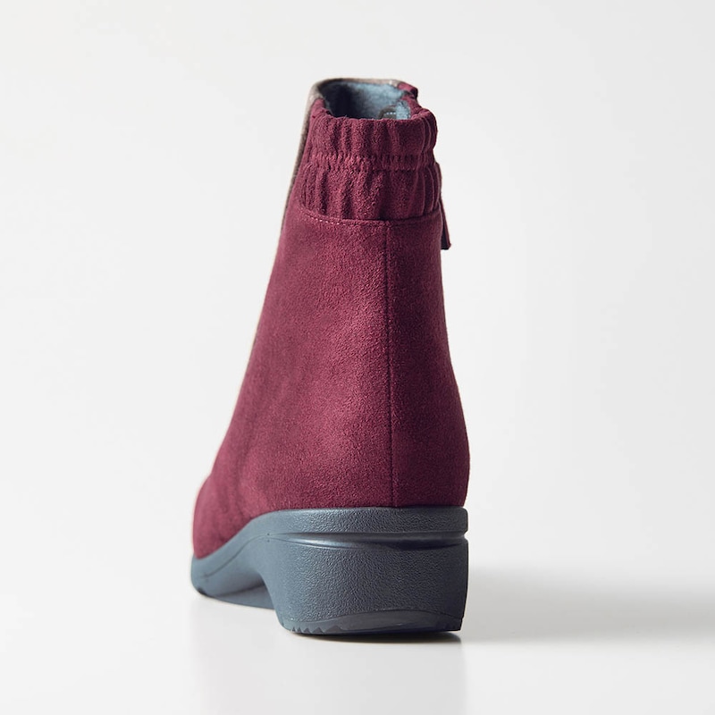 履き口かかと部分はゴム仕様で脱ぎ履きしやすい