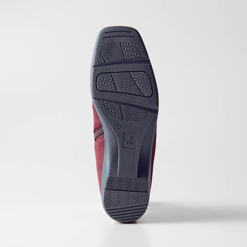 すべりにくいソールを採用