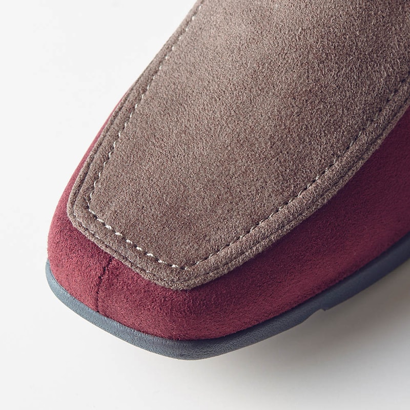 スエード調の素材が冬らしく、ステッチ使いがアクセントに