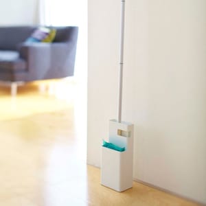 置き場所に困っていたフローリングワイパーや取替えシートが一緒にすっきり収納できます。持ち手となる穴が空いているので持ち運びもラクラク!