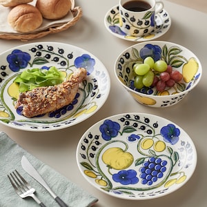 シンプルなフォルムに、パンジーやカシス、ぶどう、りんごなどの瑞々しい花やフルーツのモチーフが華やかに描かれたアラビアの「パラティッシ」1969年から作られているアラビアのクラシックシリーズとして、時代