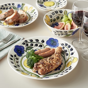 メイン料理を盛り付けたりパーティの大皿としても活躍してくれる「プレート26cm」