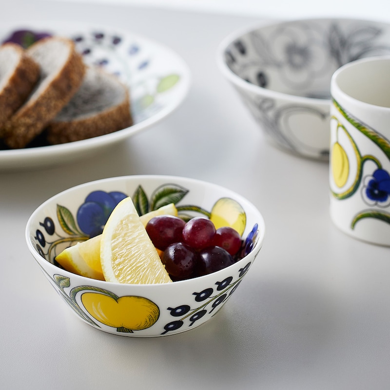 内側も外側も柄が入っていて、どの角度から見ても華やかな「ボウル13cm」