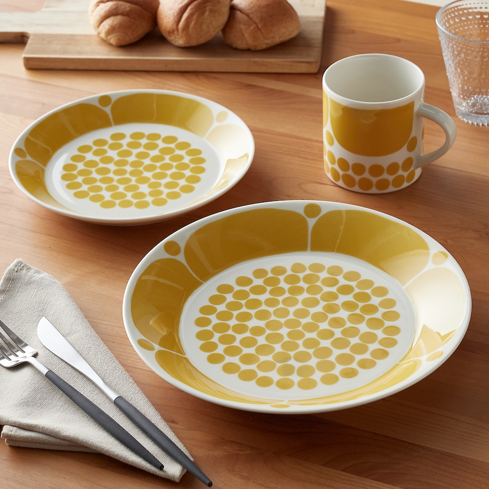 シリーズを揃えてスタイリングすれば、まるで食卓に花が咲いたよう。使う度気分が上がります