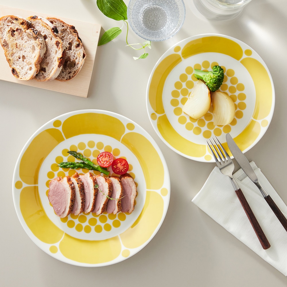 左：メイン料理の盛り付けなどに「プレート26cm」、右：フルーツやサラダなどに「プレート21cm」