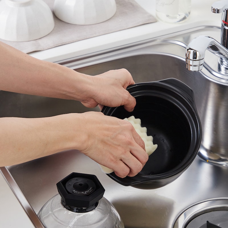 使い終わった釜は、水に浸しておけば、スポンジで普通に洗うだけでご飯粒もサッととれます
