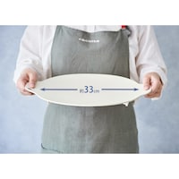 料理が映えるオフホワイト。直径約33cmで、みんなで料理を囲むのにもぴったりの大きさ