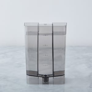 【コーヒーメーカーでいれる】①ウォータータンクを取り外しカップ数分の水を入れる