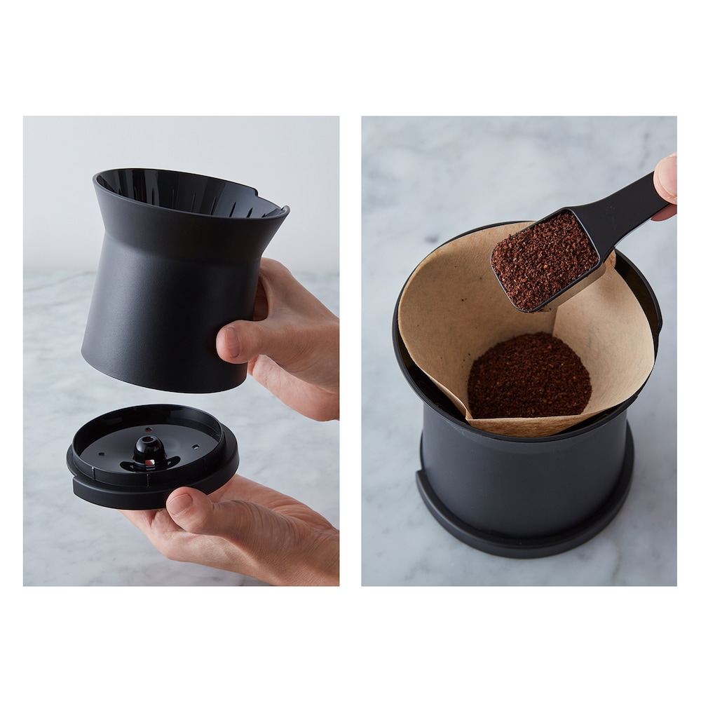 【ハンドドリップでいれる】①ガラスポットふたを取り付け、別売のフィルターをセットしコーヒー粉を入れる