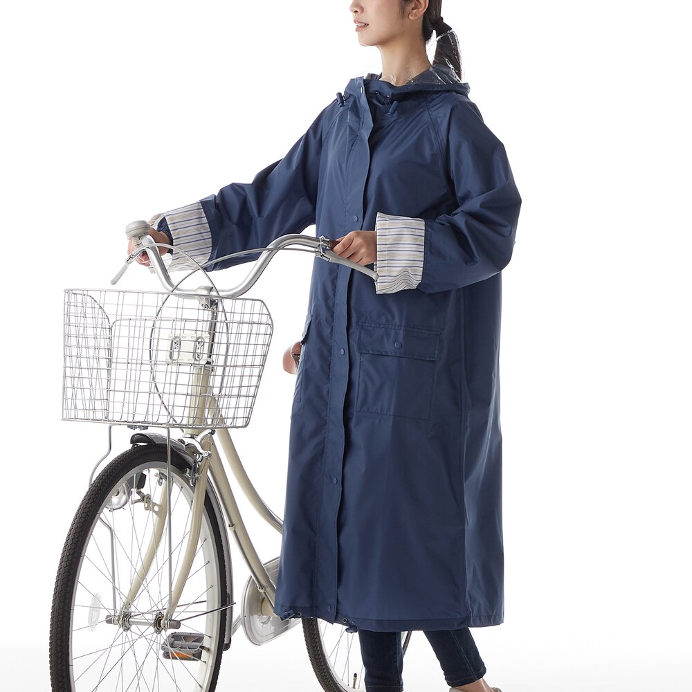 気持ちが憂鬱になりやすい雨の日もご機嫌に過ごせそう!お気に入りのレインコートなら、自転車でお出かけする時に大活躍!可愛く爽やかに着られるお洒落な柄!【大きな透明バイザーで傘なしで自転車に乗れる】視界を