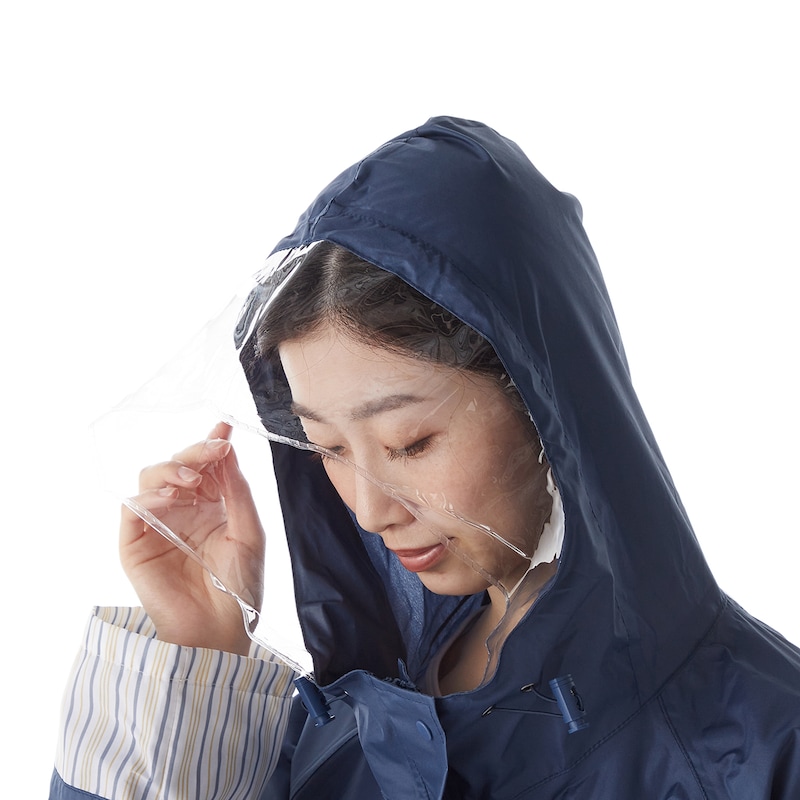 大きな透明バイザーで雨を防ぐ