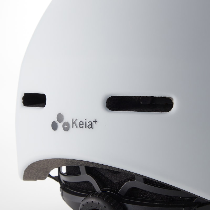 ベンチレーション付なので、通気性が良くヘルメット内の蒸れを防ぎます