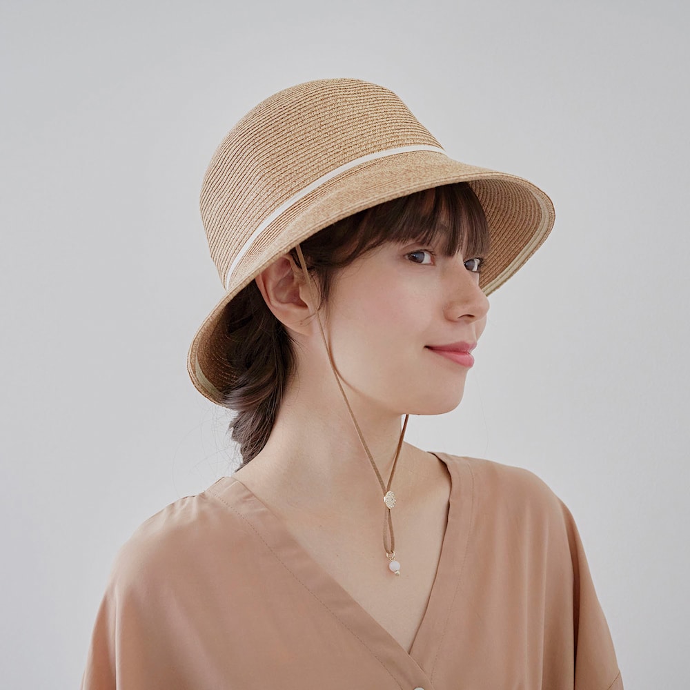 帽子にクリップでとめて風飛びを防ぎます