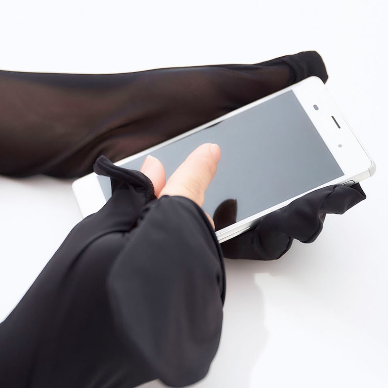 指先が出せるのでスマホも操作できます